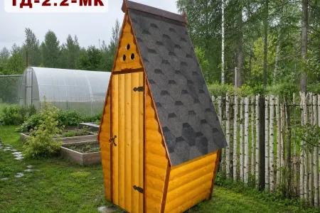 Дачный туалет ТД-2.2-МК с кровлей из мягкой черепицы на участке